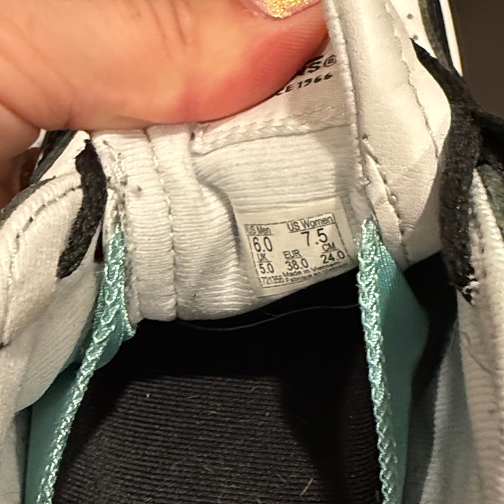 Vans Womens Black and White Low-Top Sneakers - Picture 7 of 7